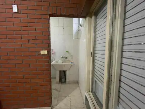 CASA 2 DORMITORIOS CON GARAGE A 200 MTS DE LA AV. MITRE