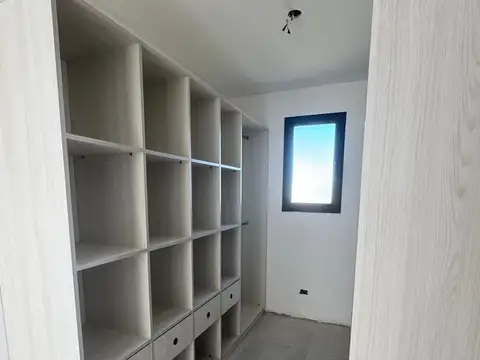 Casa en Alquiler con 4 cocheras