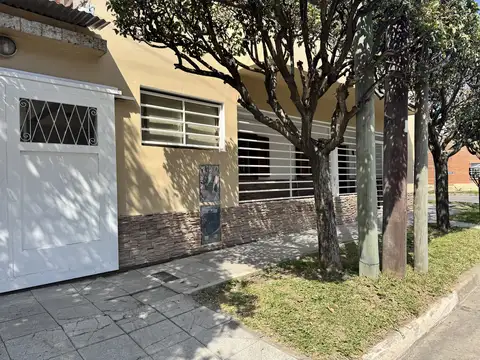 Casa en venta en Quilmes. Apto credito