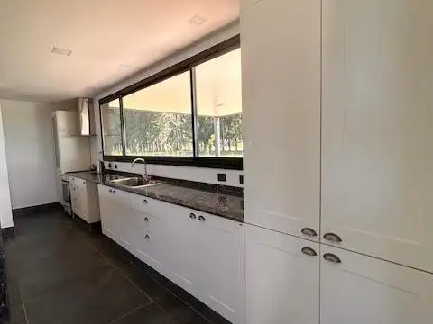 Casa en venta de 4 ambientes  Lares de Canning con piscina