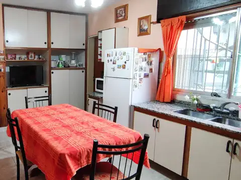 Casa 4 ambientes con 2 baños