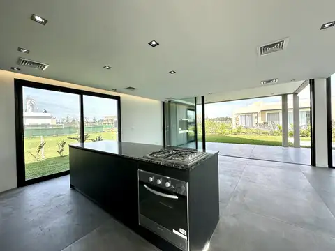 Casa 5 ambientes con 4 baños