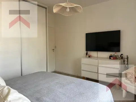 Triplex, 2Dorm, Terraza, Parrilla, 2 Cocheras / Jardín.