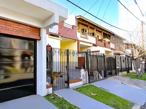 VENTA CASA 5 AMBIENTES CON COCHERAS  CIUDAD EVITA