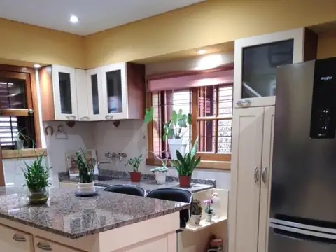 Casa en Venta con 3 cocheras