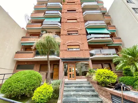 Departamento 3 ambientes con cochera en excelente ubicación.