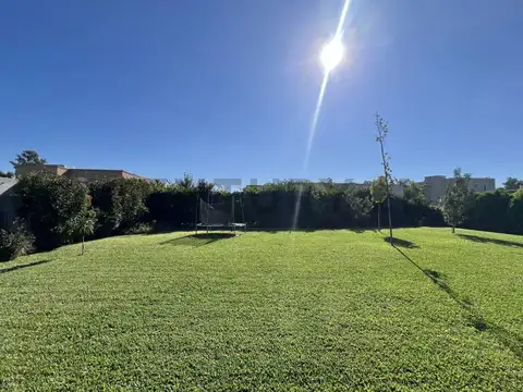 Venta terreno 405 m2 en Los Arces, Pilar, km 56. Escriturado y parquizado!