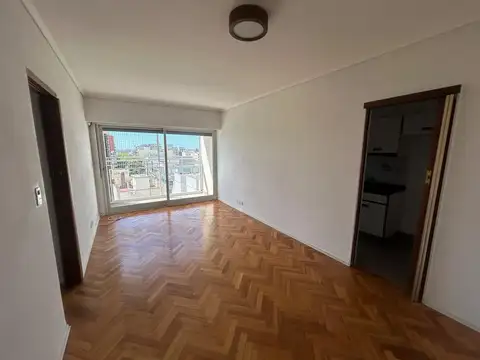 Hermoso 3 amb Cfte con Balcon. Cocina indep .Impecable!