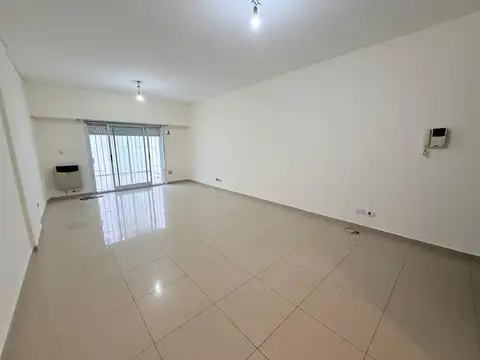 Hermoso monoambiente en alquiler con patio en excelente zona de villa del parque