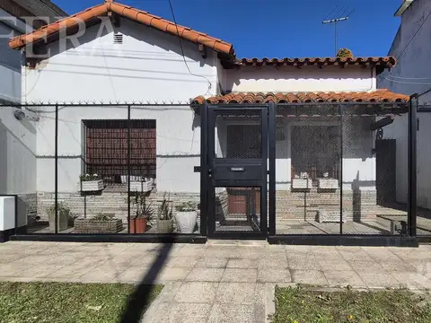 Venta casa 3 ambientes con cochera  en Bernal Oeste