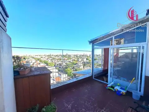 DEPARTAMENTO 2 AMBIENTES MUY LUMINOSO, AL FRENTE, CON QUINCHO Y TERRAZA PROPIA.