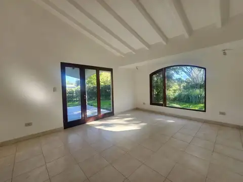 Casa en Alquiler con 2 cocheras