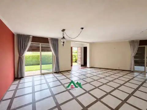 Casa en venta en Urca desocupada – 3 dormitorios, gran terreno y 4 cocheras | A refaccionar – Acepta vehículos