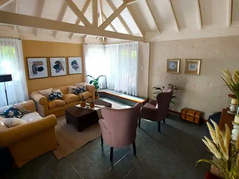 Casa en Venta con 2 cocheras