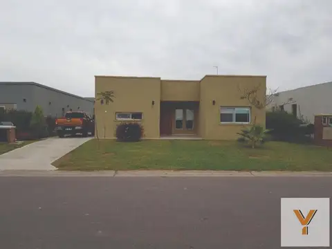 Casa en venta - 3 Dormitorios 4 Baños - Pilar