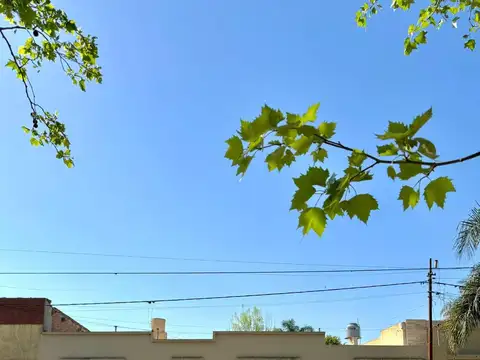 Casa con amplio patio. Centrica.