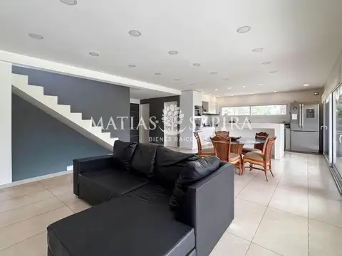 Casa en Venta con 2 cocheras