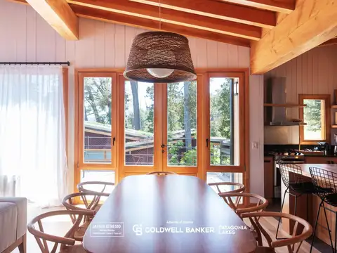 Casa de autor equipada de 223 m² con acceso directo al lago Nahuel Huapi en Villa La Angostura