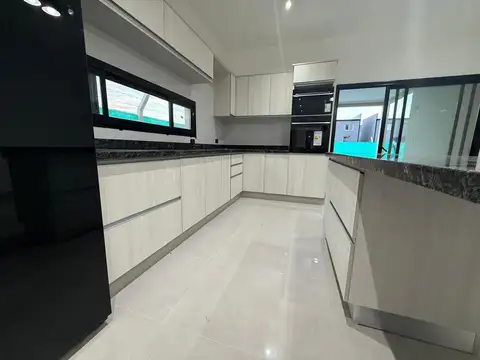 Casa 3 ambientes con 2 baños