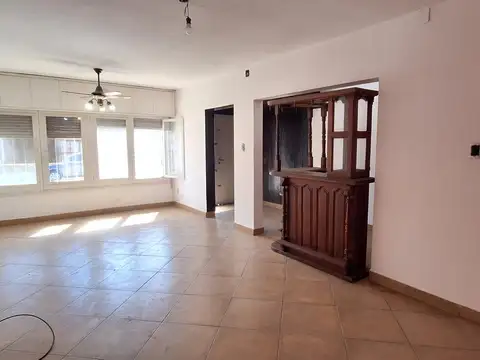 Casa en venta, dos dormitorios, cochera y patio.