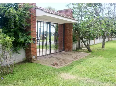 Casa 7 ambientes con 2 baños