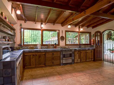 Casa en Venta con 2 cocheras