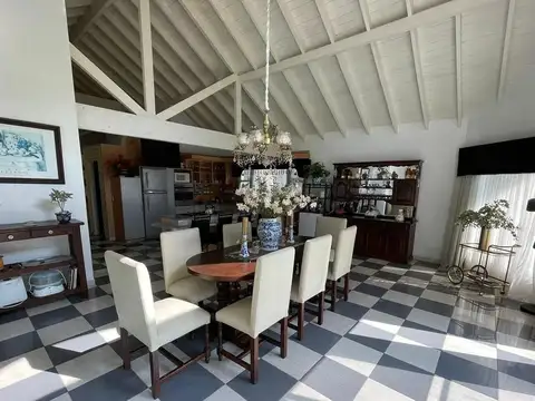 Casa 7 ambientes con 6 baños