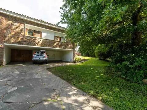 Casa en Venta con 3 cocheras