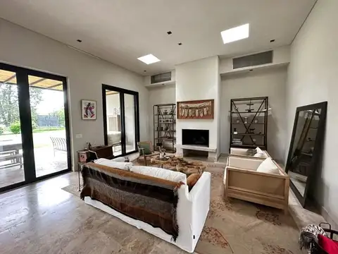 Casa 4 ambientes con 4 baños