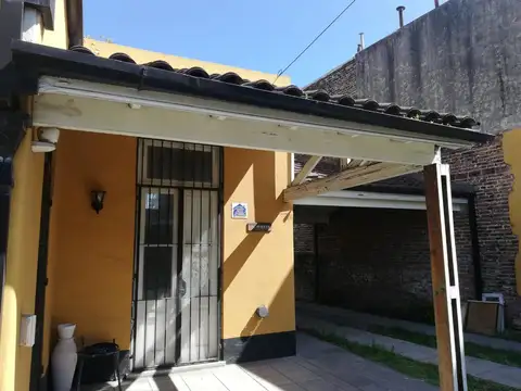 VENTA CASA EN ADROGUE 4 AMBIENTES CON PARRILLA