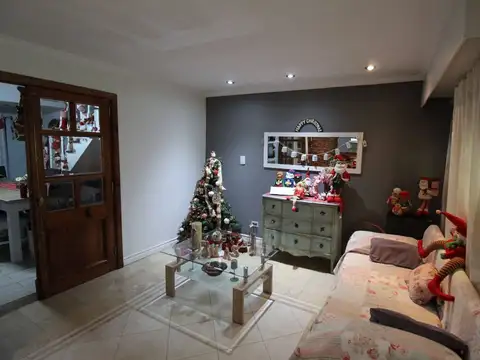 Casa 6 ambientes con 2 baños