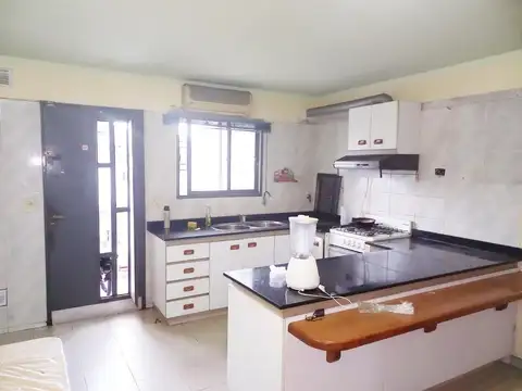 Departamento  de 5 ambientes. Patio y lavadero. Sin Expensas