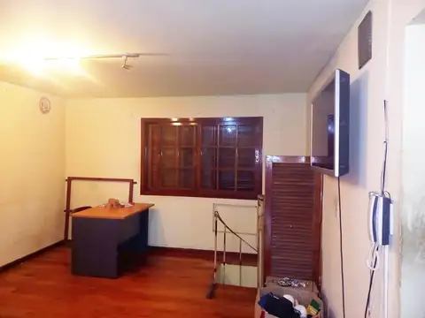 Departamento  de 5 ambientes. Patio y lavadero. Sin Expensas