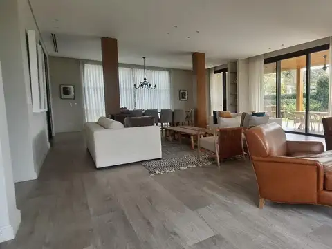 Casa 7 ambientes con 4 baños
