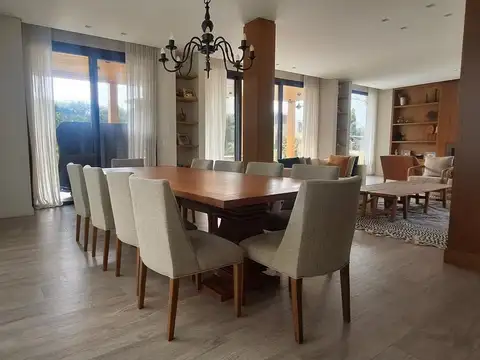 Casa en Alquiler Temporal con 2 cocheras