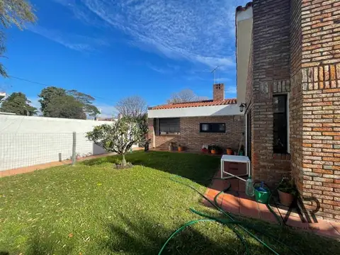 ATLANTIDA Venta Casa 4 Dormitorios, 3 Baños Y Amplio Fondo Con Apartamento