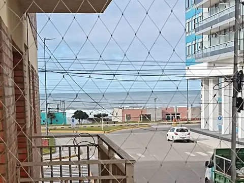 Departamento de dos ambientes, con vista lateral al mar.