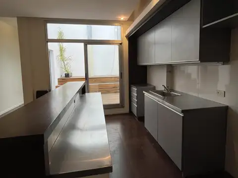 PH reciclado de 4 ambientes con jardín de invierno y balcón