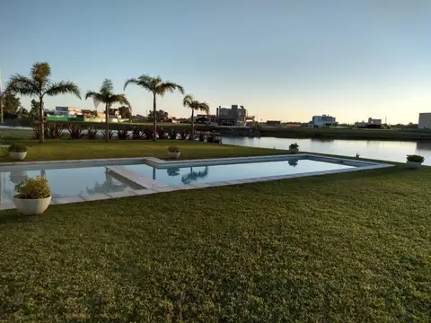Casa en Venta con 4 cocheras