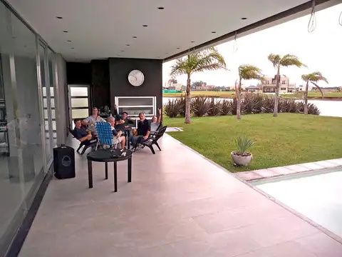 Casa en Venta con 4 cocheras