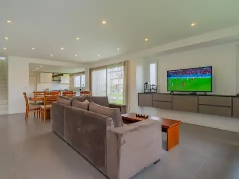 Casa 4 ambientes con 4 baños
