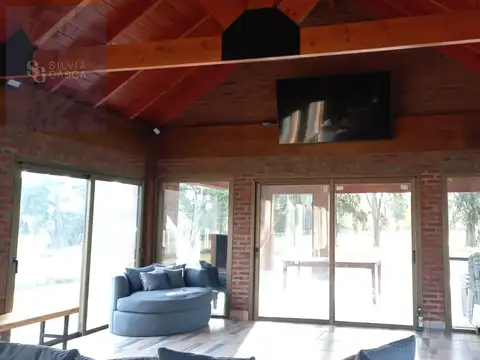 Chacra de categoría en Pilar | 12,5 ha – Laguna, 1.700 m², 10 dormitorios, tenis y caballerizas