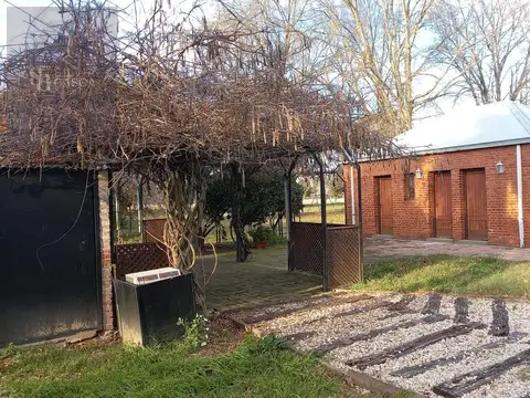 Chacra de categoría en Pilar | 12,5 ha – Laguna, 1.700 m², 10 dormitorios, tenis y caballerizas