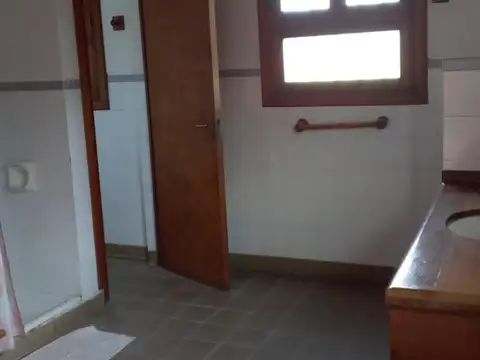 Chacra de categoría en Pilar | 12,5 ha – Laguna, 1.700 m², 10 dormitorios, tenis y caballerizas