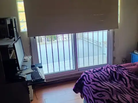 CASA EN DOS PLANTAS  con jardin sobre Ruta 202