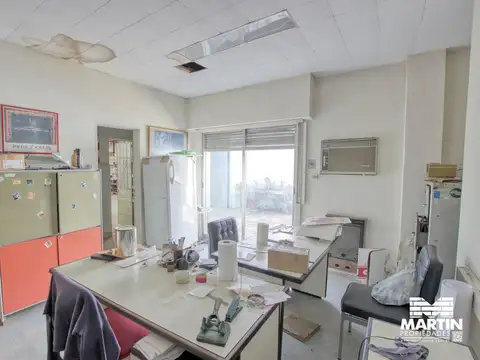 Galpón de 500M2 con tres oficinas y vestuarios - Olivos