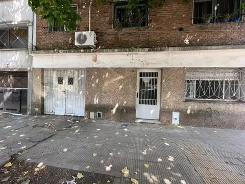 PH EN ALQUILER CON COCHERA Y PATIO