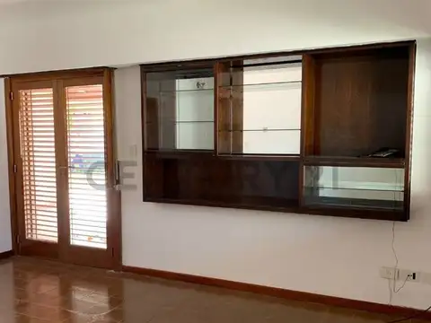 Casa en Alquiler con 2 cocheras