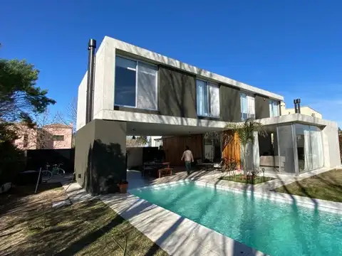 Casa en venta en San Isidro Labrador, 4 dormitorios, lote interno. Villanueva