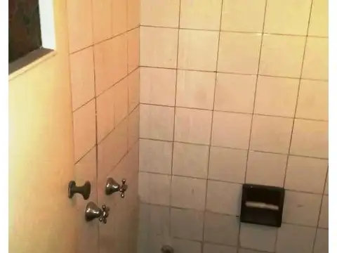 LOCAL  C/DEST COMERCIAL O PROF - BÑO Y COC -  Buen estado